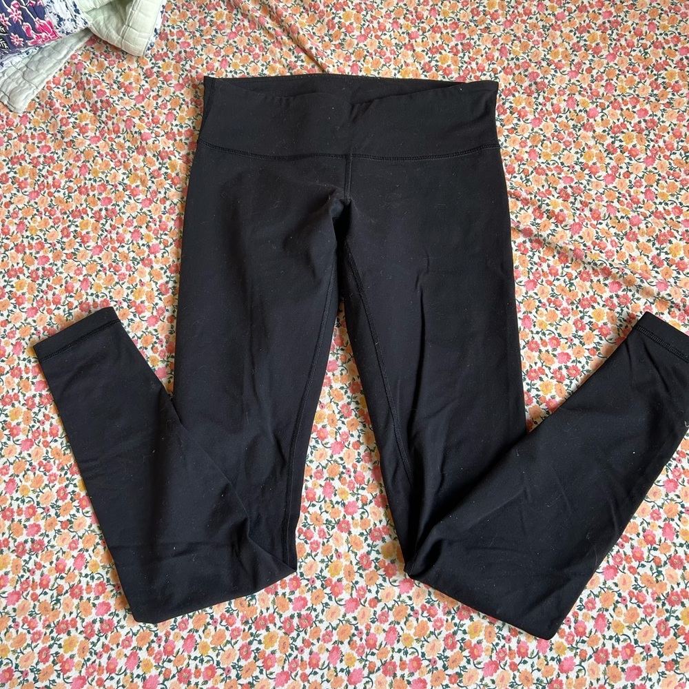 Wunder under black lululemon leggings. Tag came off but gently worn. Size 6.